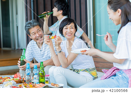 家族、食事、バーベキュー、帰省 42100566