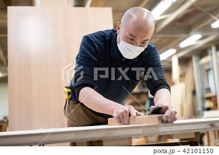 工場 職人 カンナ かける 大工 作業の写真素材