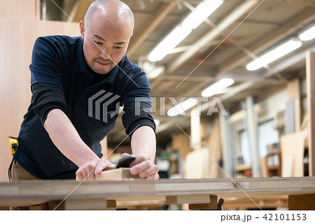 工場、職人、カンナ かける 大工 作業 工場、職人、カンナ かける 大工 作業 42101153