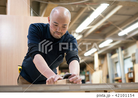 工場、職人、カンナ　かける　大工　作業 42101154