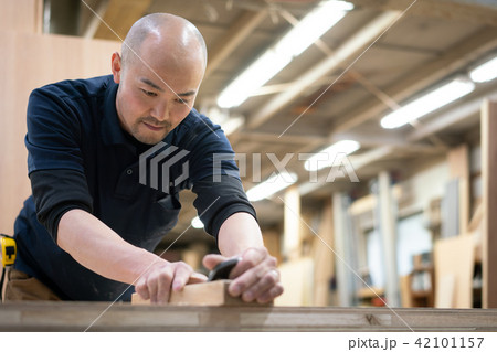 工場、職人、カンナ かける 大工 作業 工場、職人、カンナ かける 大工 作業 42101157