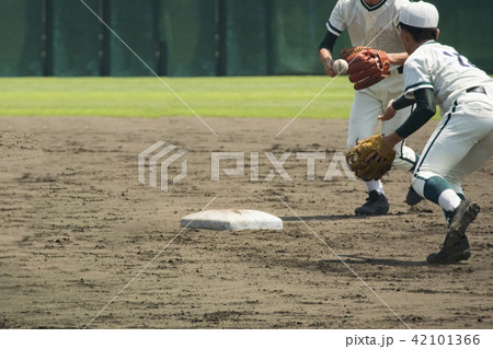 トスするセカンド 42101366