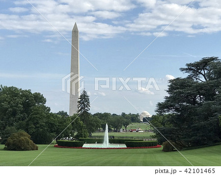 アメリカ ホワイトハウス本館　南側から見た風景　噴水とワシントンモニュメント　横 42101465
