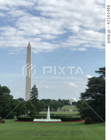 アメリカ ホワイトハウス本館 南側から見た風景 噴水とワシントンモニュメント 縦の写真素材 [42101466] - PIXTA