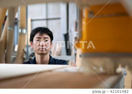 工場、職人、操作　作業　大工　作業員 42101482