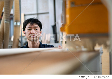 工場、職人、操作 作業 大工 作業員 工場、職人、操作 作業 大工 作業員 42102922