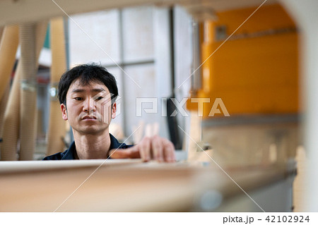 工場、職人、操作　作業　大工　作業員 42102924