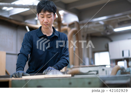 工場 職人 大工 作業員 木工 工場 職人 大工 作業員 木工 42102929