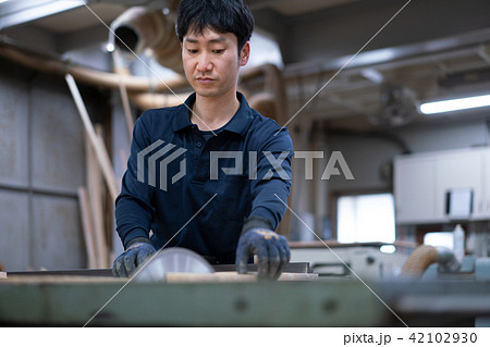 工場　職人　大工　作業員　木工　 42102930