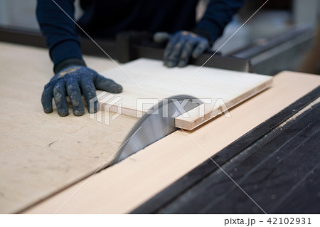 工場、職人、のこぎり、電動、まるのこ盤、切る 42102931