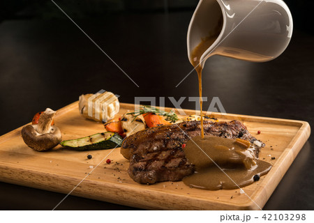 Adding sauce 42103298