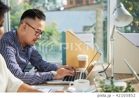 Businessman answering e-mails 42103852