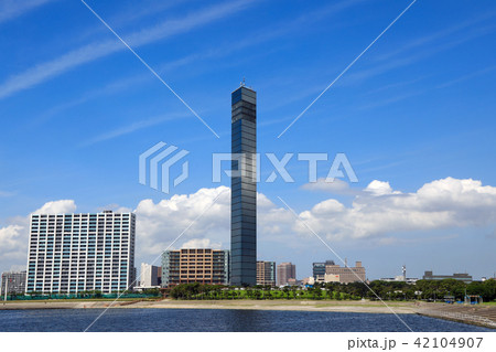 千葉ポートタワーと夏空：7月 42104907
