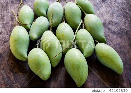 Raw mangos Raw mangos 42105330