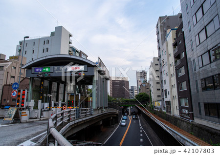 首都高速都心環状線　京橋入口付近　東京の交通インフラ 42107803