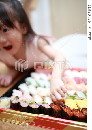 寿司 (ホームパーティー コピースペース 顔なし にぎり 乳幼児 ドレス プリンセス 飲食 魚) 42108657