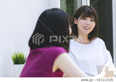 テラスでくつろぐ女性 テラスでくつろぐ女性 42111326