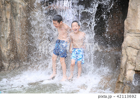 水遊びする子ども 水遊びする子ども 42113692