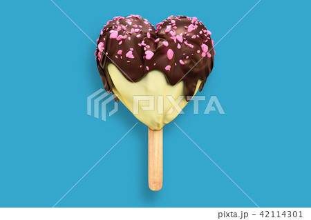 Vanilla Ice Cream Heart Shaped Toppingのイラスト素材