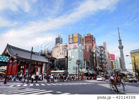 日本の東京都市景観 浅草寺の雷門や東京スカイツリーなどを望むの写真素材