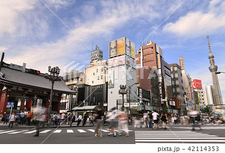 日本の東京都市景観 浅草寺の雷門や東京スカイツリーなどを望むの写真素材