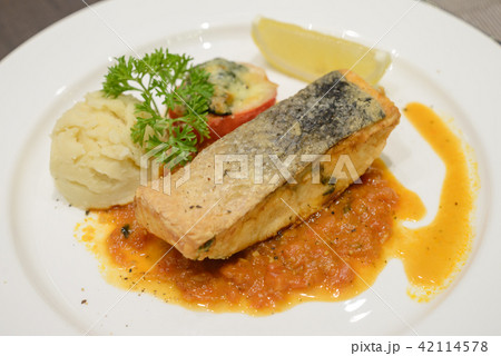 Salmon steak served with tomato sauce Salmon steak served with tomato sauce 42114578