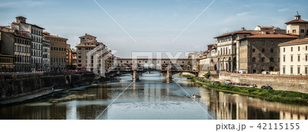 Ponte Vecchio Bridge in Florence - Italy Ponte Vecchio Bridge in Florence - Italy 42115155
