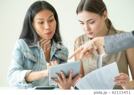 Multicultural businesswomen in group meeting. 42115451