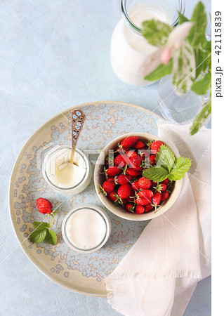 Healthy milk dessert: yogurt and wild strawberries 42115839
