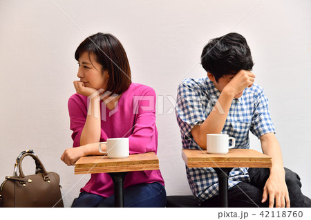 カフェ　険悪な雰囲気の若い男女 42118760