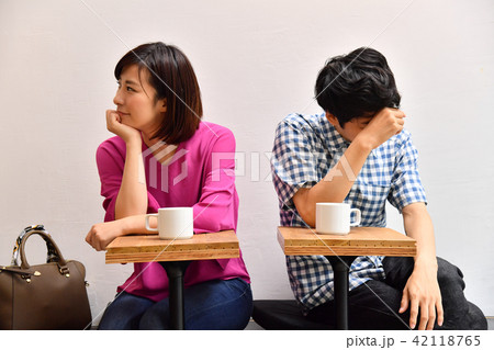 カフェ　険悪な雰囲気の若い男女 42118765