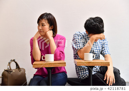 カフェ 険悪な雰囲気の若い男女 カフェ 険悪な雰囲気の若い男女 42118781