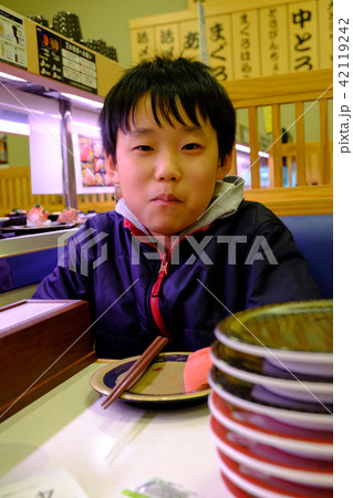 回転寿司で食事をする子ども 回転寿司で食事をする子ども 42119242