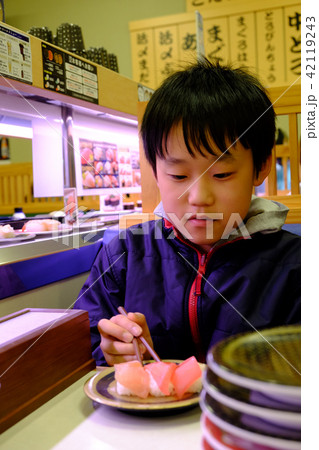 回転ずしで鮪を食べる子ども 回転ずしで鮪を食べる子ども 42119243