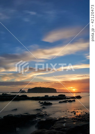 千葉県　安房勝山の夕景　大ぼっけ小ぼっけ 42120473