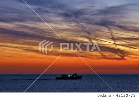 西伊豆 土肥から見た駿河湾フェリーと夕焼け 42120775