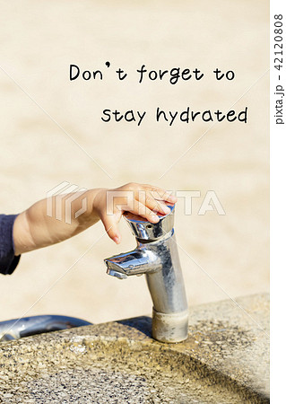 公園の水飲み場と蛇口を押す子供の手 Don T Forget To Stay Hydrated の写真素材