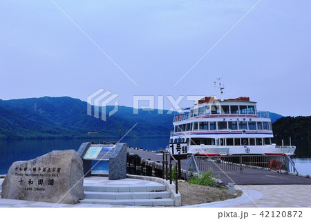 十和田湖遊覧船と湖畔 十和田湖遊覧船と湖畔 42120872