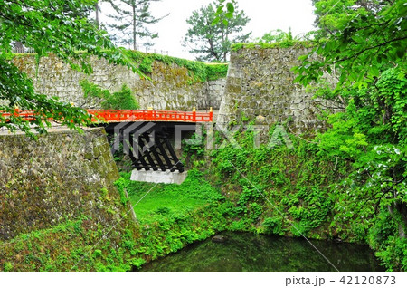 会津鶴ヶ城の廊下橋と石垣 会津鶴ヶ城の廊下橋と石垣 42120873
