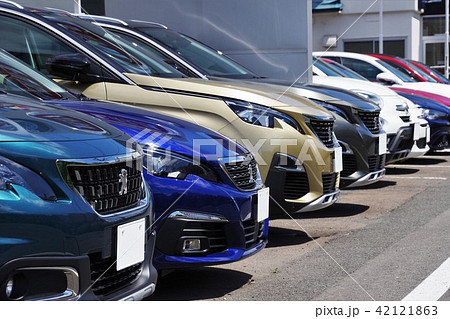 販売店に並ぶクルマ　輸入車　外車 42121863