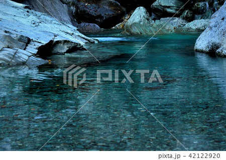 高知県安居渓谷の清流 42122920