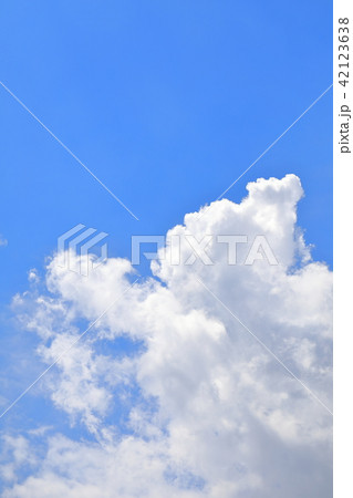 青空に浮かぶ雲 青空に浮かぶ雲 42123638