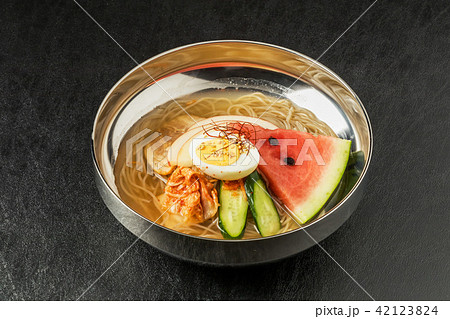 一般的な冷麺　韓国と朝鮮の料理　Naengmyeon Korean style noodle 42123824