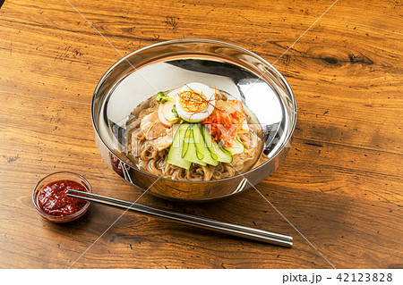一般的な冷麺 韓国と朝鮮の料理 Naengmyeon Korean style noodle 一般的な冷麺 韓国と朝鮮の料理 Naengmyeon Korean style noodle 42123828
