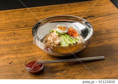一般的な冷麺　韓国と朝鮮の料理　Naengmyeon Korean style noodle 42123830