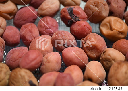 梅干しの天日干し 42123834