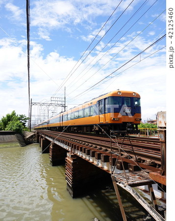 近鉄「ビスタカー」青空のもと架橋を駆け抜ける(縦版) 近鉄「ビスタカー」青空のもと架橋を駆け抜ける(縦版) 42125460