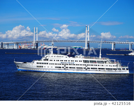 横浜港 大さん橋 国際客船ターミナル 屋上デッキより ベイブリッジ 横浜港 大さん橋 国際客船ターミナル 屋上デッキより ベイブリッジ 42125516