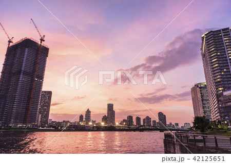 夕焼けに染まる晴海の空 42125651
