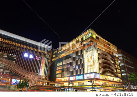 夜の福岡市博多駅周辺 Kitte博多と博多駅の写真素材